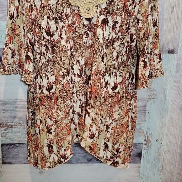 Catherines Sz 2X Floral Print Pleated Lace Neckline Snakebite Hem Blouse 324 - Picture 4 of 9